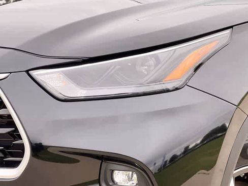Used 2023 Toyota Highlander XLE FWD image 24