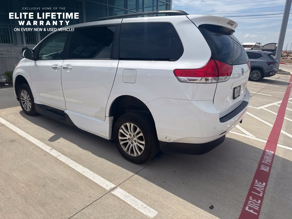 Used 2014 Toyota Sienna XLE FWD image 3