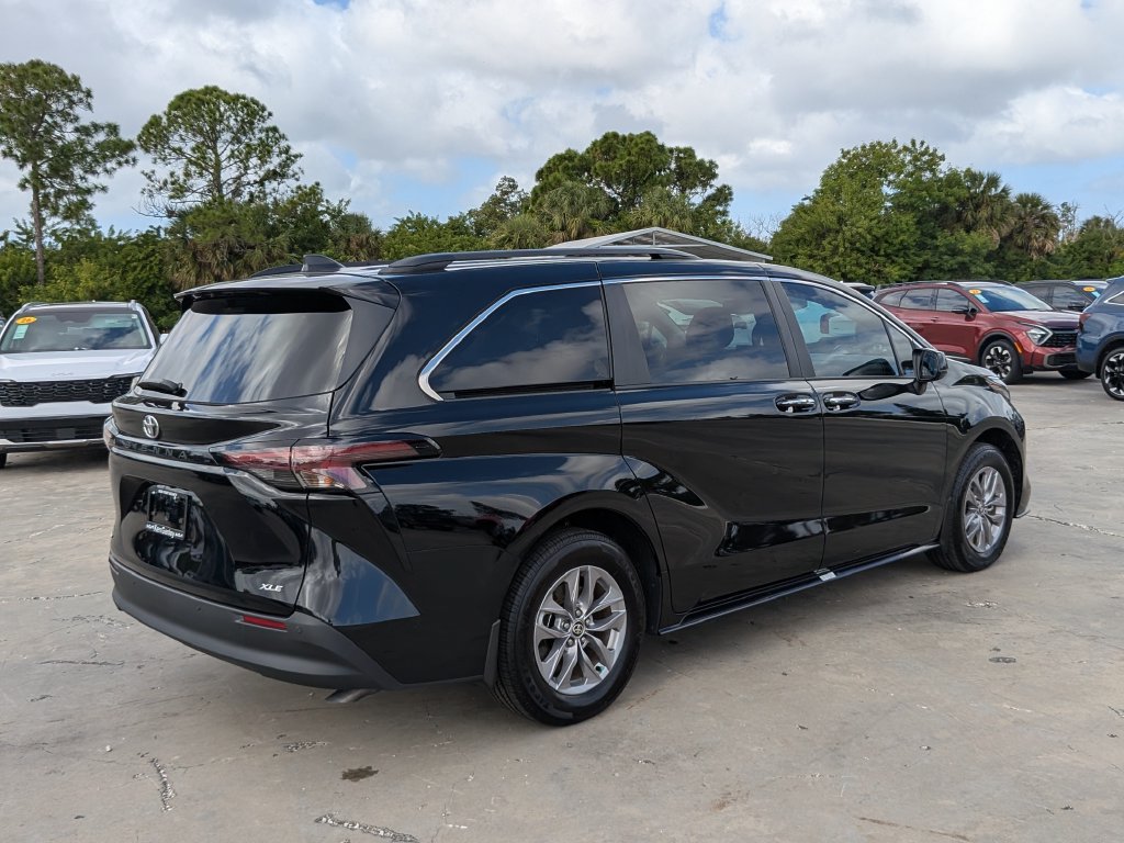 Used 2026 Toyota Sienna XLE FWD image 9