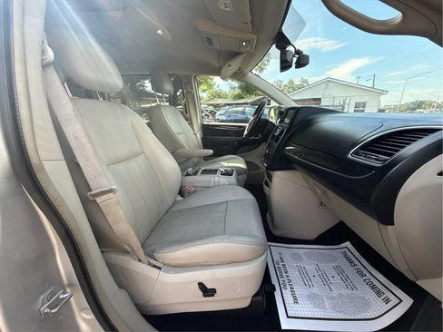 Used 2012 Chrysler Town & Country Touring-L w/ Entertainment Group #2 FWD image 23