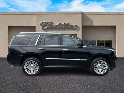 Used 2020 Cadillac Escalade Platinum image 2