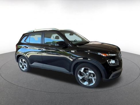 Used 2025 Hyundai Venue SEL FWD image 2