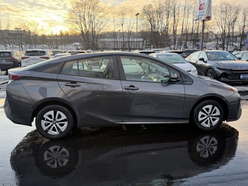 Certified 2018 Toyota Prius Two image 9