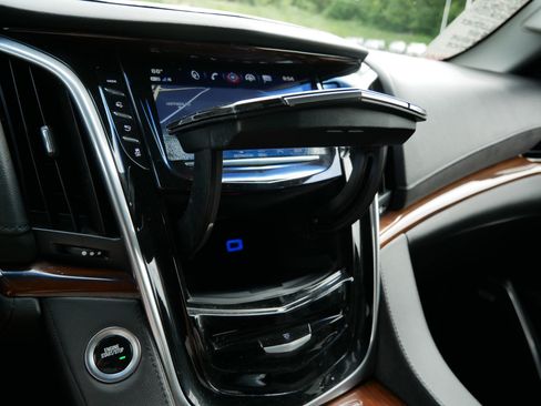 Used 2020 Cadillac Escalade Premium Luxury w/ Escalade Sport Edition AWD/4WD image 32