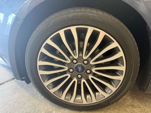 Used 2018 Ford Fusion SE w/ Fusion SE Technology Package FWD image 9