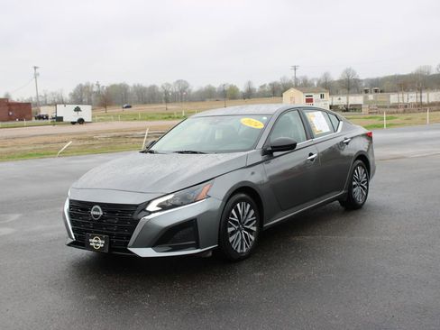Used 2024 Nissan Altima 2.5 SV image 4