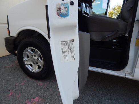 Used 2005 Chevrolet Express 1500 image 36