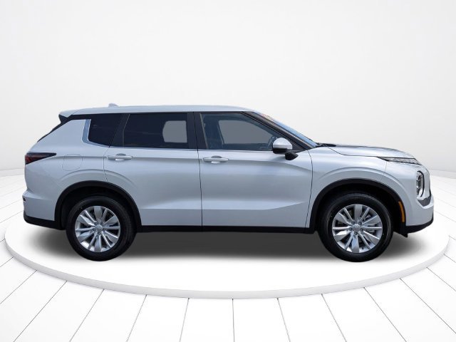 New 2026 Mitsubishi Outlander ES FWD image 2