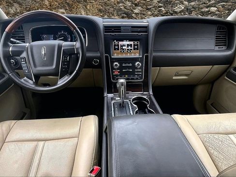 Used 2017 Lincoln Navigator Reserve image 13