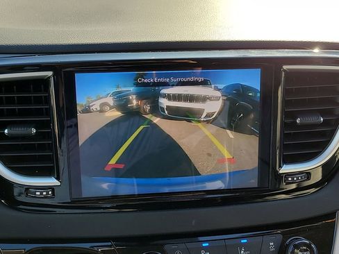 Used 2023 Chrysler Pacifica Touring-L image 22