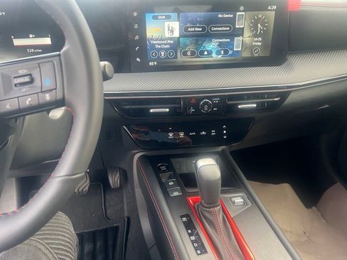 Certified 2025 Nissan Kicks SR image 19