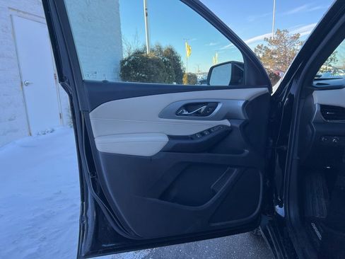 Used 2023 Chevrolet Traverse LS image 8