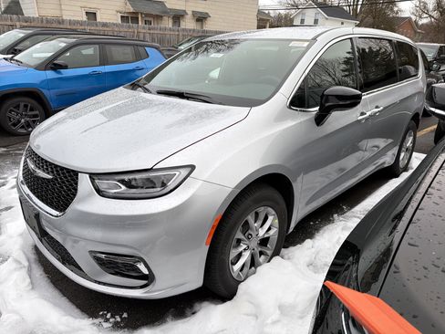 New 2026 Chrysler Pacifica Select image 4