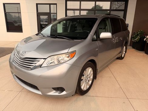 Used 2017 Toyota Sienna LE AWD/4WD image 3