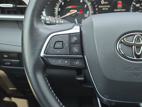 Used 2021 Toyota Highlander XLE AWD/4WD image 18