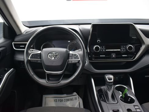 Used 2023 Toyota Highlander LE AWD/4WD image 17
