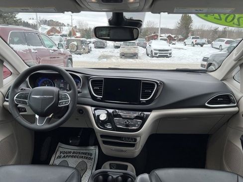 Certified 2024 Chrysler Pacifica Touring-L image 15