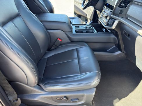 Used 2024 Ford Expedition XLT image 34