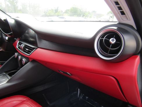 Used 2018 Alfa Romeo Giulia AWD image 18