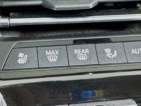 Used 2020 BMW M8 Convertible image 26