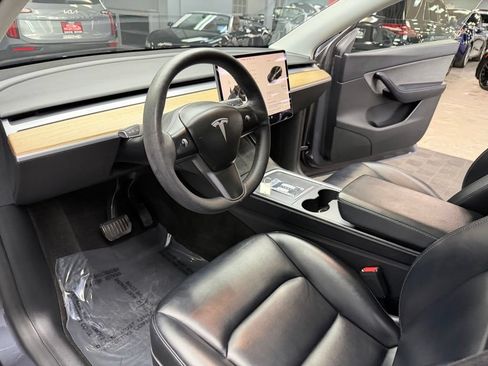 Used 2021 Tesla Model Y Long Range AWD/4WD image 32