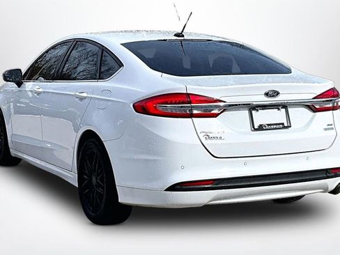 Used 2017 Ford Fusion SE w/ Fusion SE Technology Package image 4