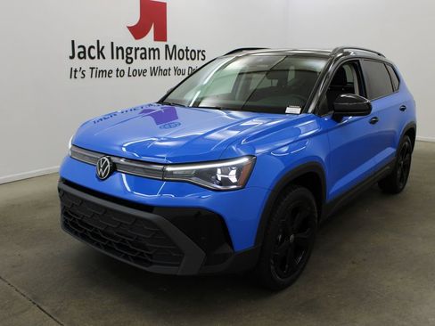 Used 2025 Volkswagen Taos SE AWD/4WD image 2