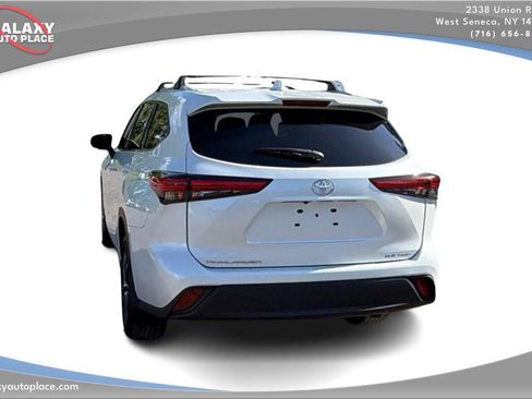 Used 2022 Toyota Highlander XLE AWD/4WD image 7
