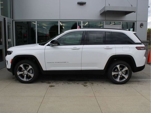 New 2025 Jeep Grand Cherokee Limited w/ Luxury Tech Group II image 6