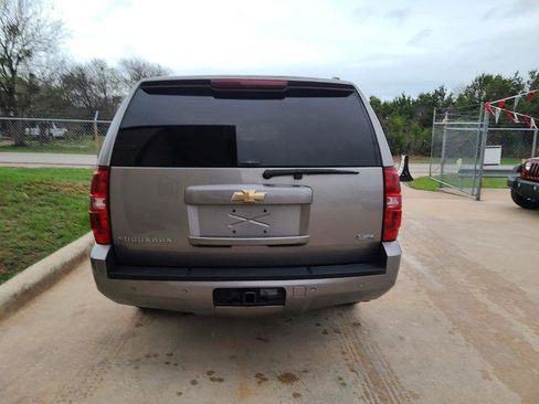 Used 2008 Chevrolet Suburban LT w/ LT Preferred Equipment Group RWD image 4