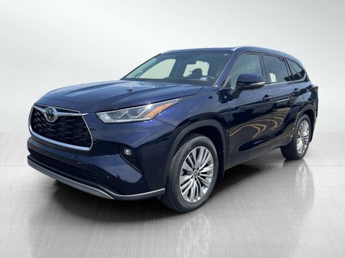 New 2025 Toyota Highlander Platinum image 3