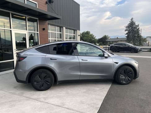 Used 2026 Tesla Model Y Long Range RWD image 8