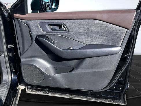 Used 2023 Nissan Rogue S image 29