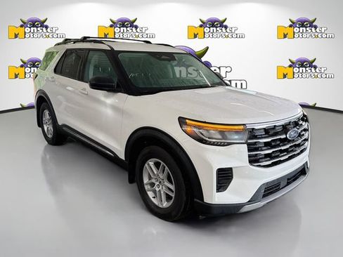 Used 2025 Ford Explorer Active AWD/4WD image 3