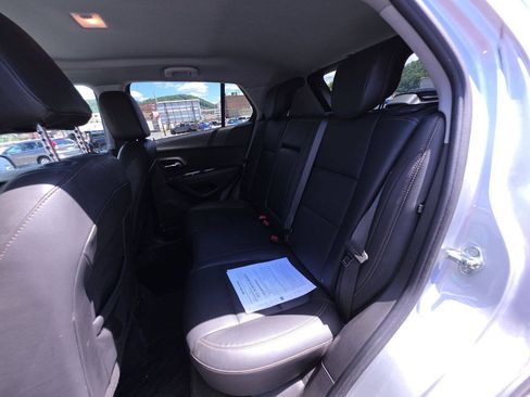 Used 2021 Chevrolet Trax LT w/ Premium Seat Package AWD/4WD image 12
