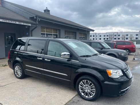 Used 2013 Chrysler Town & Country Touring-L w/ Entertainment Group #2 FWD image 18