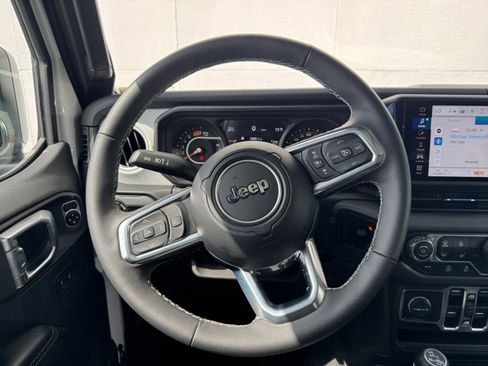 Used 2025 Jeep Wrangler Sahara image 27