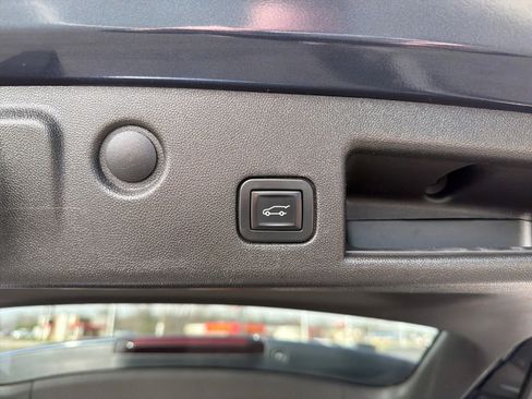 Used 2018 Chevrolet Equinox LT image 19