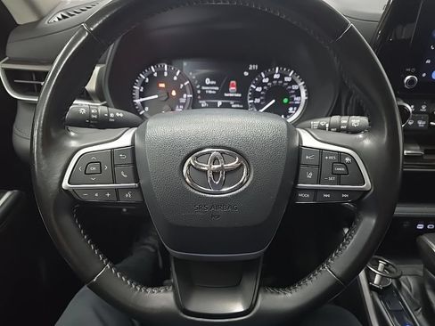 Used 2023 Toyota Highlander LE AWD/4WD image 18