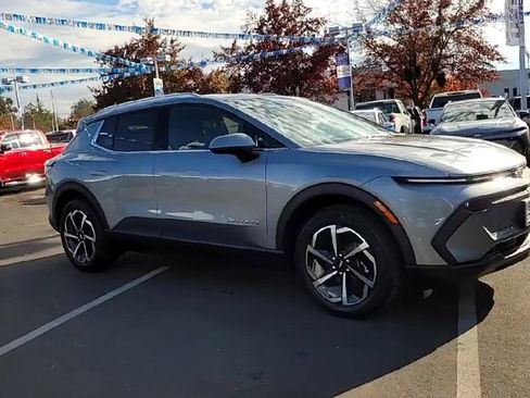 New 2026 Chevrolet Equinox EV LT image 2