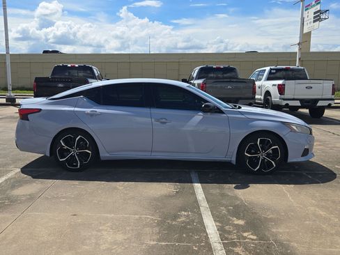 Used 2023 Nissan Altima 2.5 SR FWD image 2