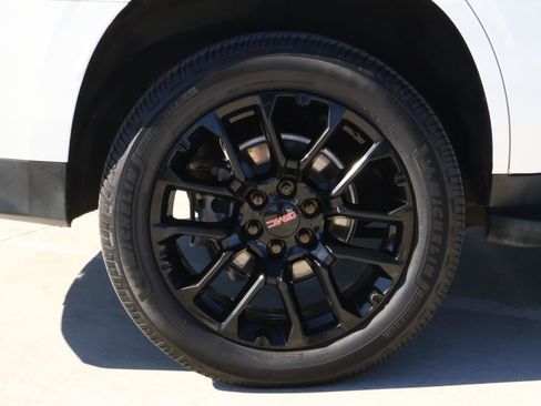 Used 2022 GMC Yukon SLT w/ SLT Premium Package image 9