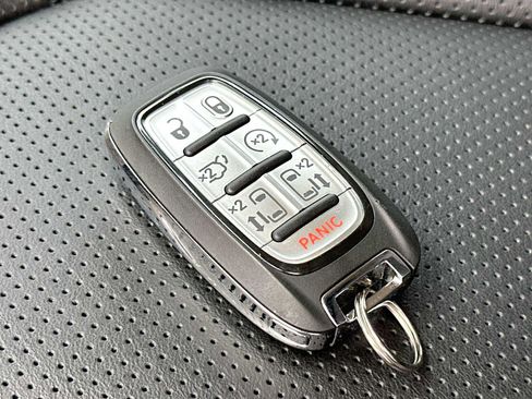 Used 2023 Chrysler Pacifica Limited AWD/4WD image 29