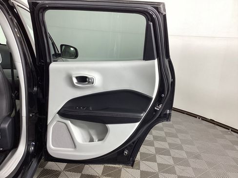 Used 2018 Jeep Compass Latitude w/ Popular Equipment Group image 10