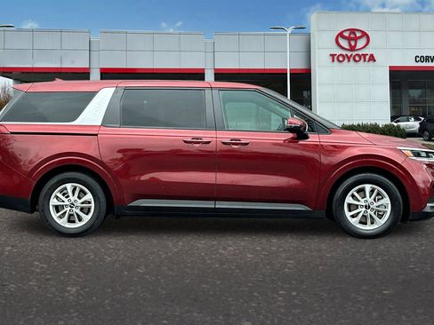 Used 2024 Kia Carnival LX image 3