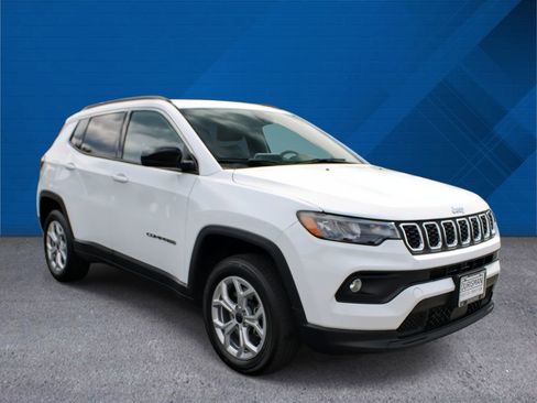 Used 2025 Jeep Compass Latitude w/ Sun & Sound Group AWD/4WD image 2