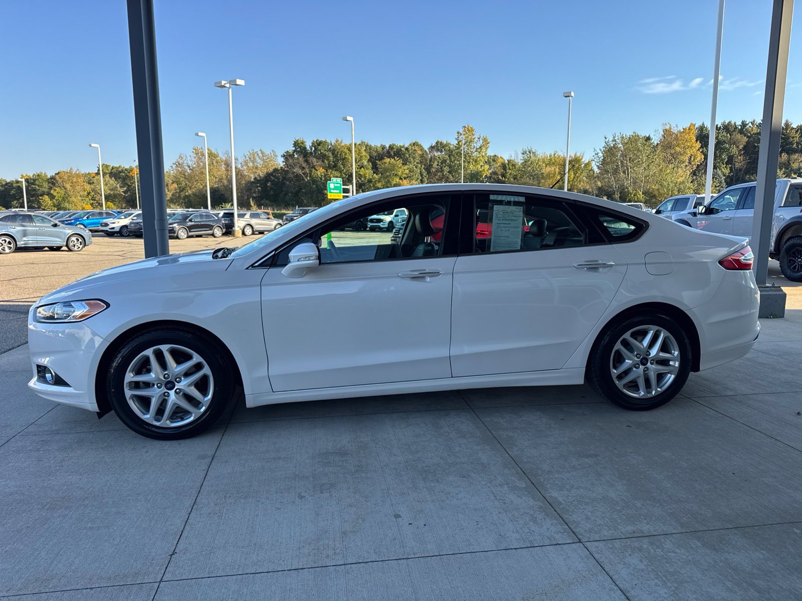 Used 2016 Ford Fusion SE w/ Equipment Group 202A FWD image 3