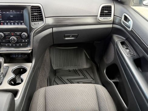 Used 2021 Jeep Grand Cherokee Laredo w/ Security & Convenience Group AWD/4WD image 15