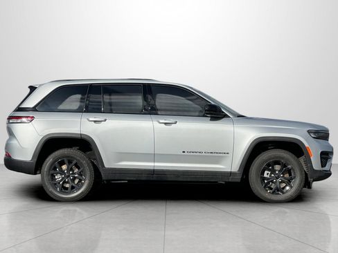 New 2025 Jeep Grand Cherokee Altitude image 4