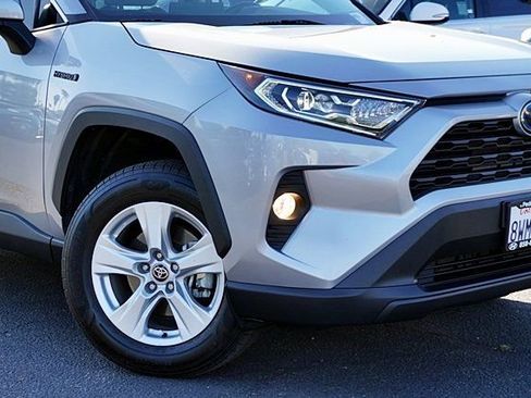 Used 2021 Toyota RAV4 XLE AWD/4WD image 4